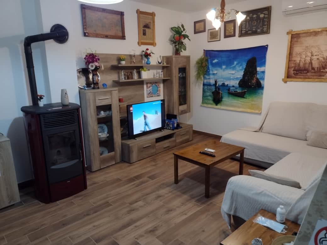 Soggiorno primo piano con PS4, SmartTV Sat, aria condizionata, calcio Balilla, divano letto