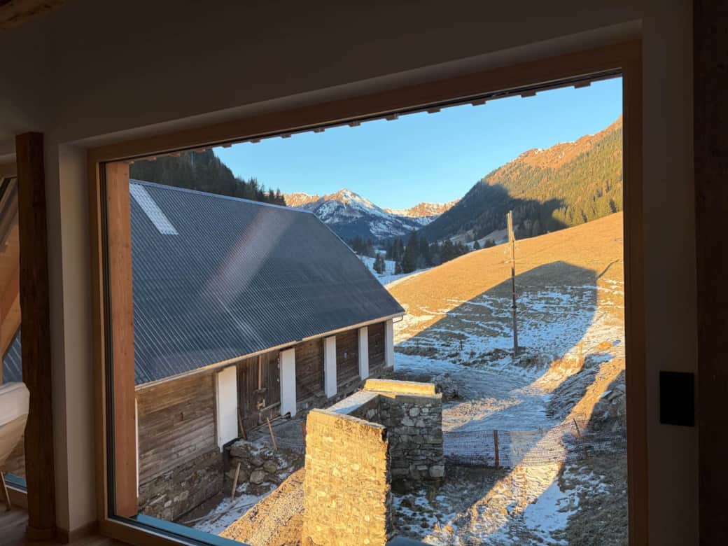 Wohnzimmer im Dachgeschoss mit Bergblick.