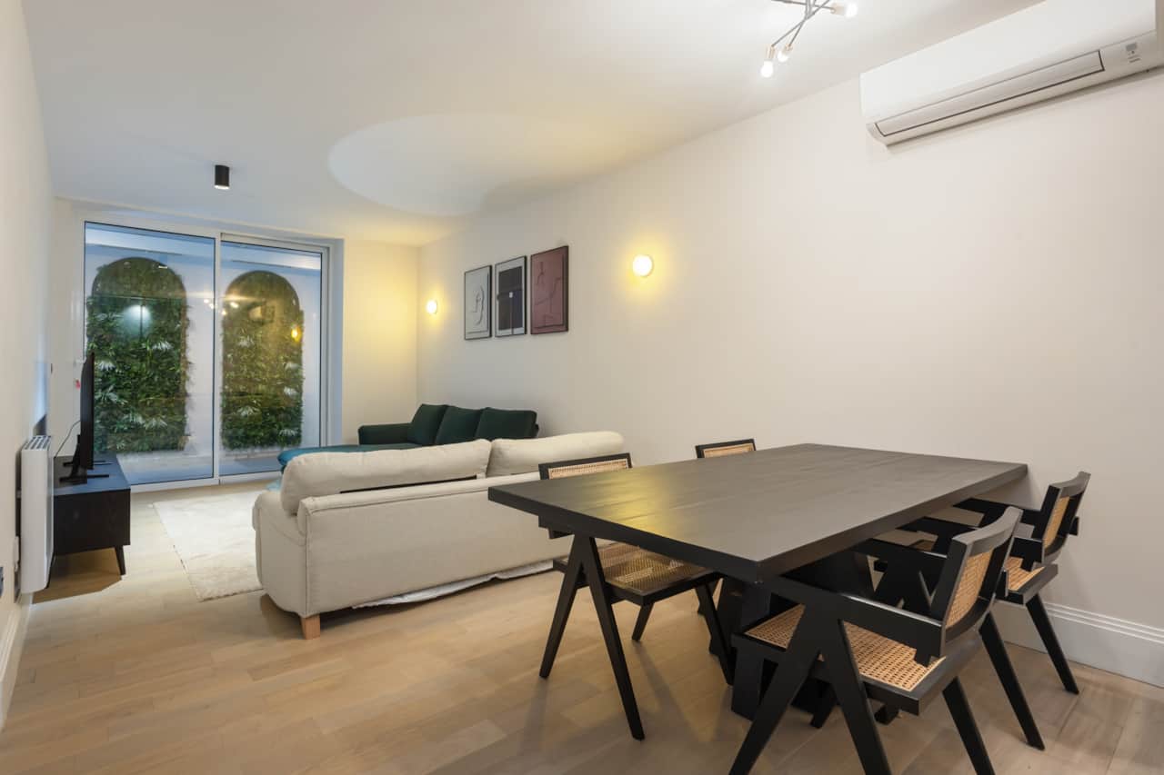Flat A, 36 Great Russell Street WC1B-5