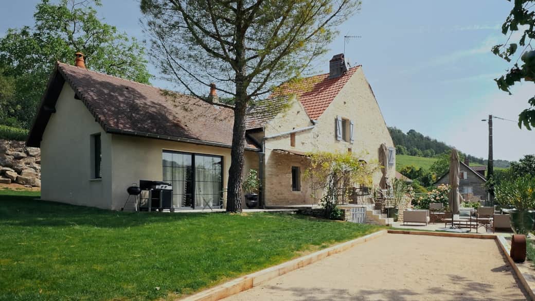 Maison dans son ensemble vue depuis le terrain de pétanque