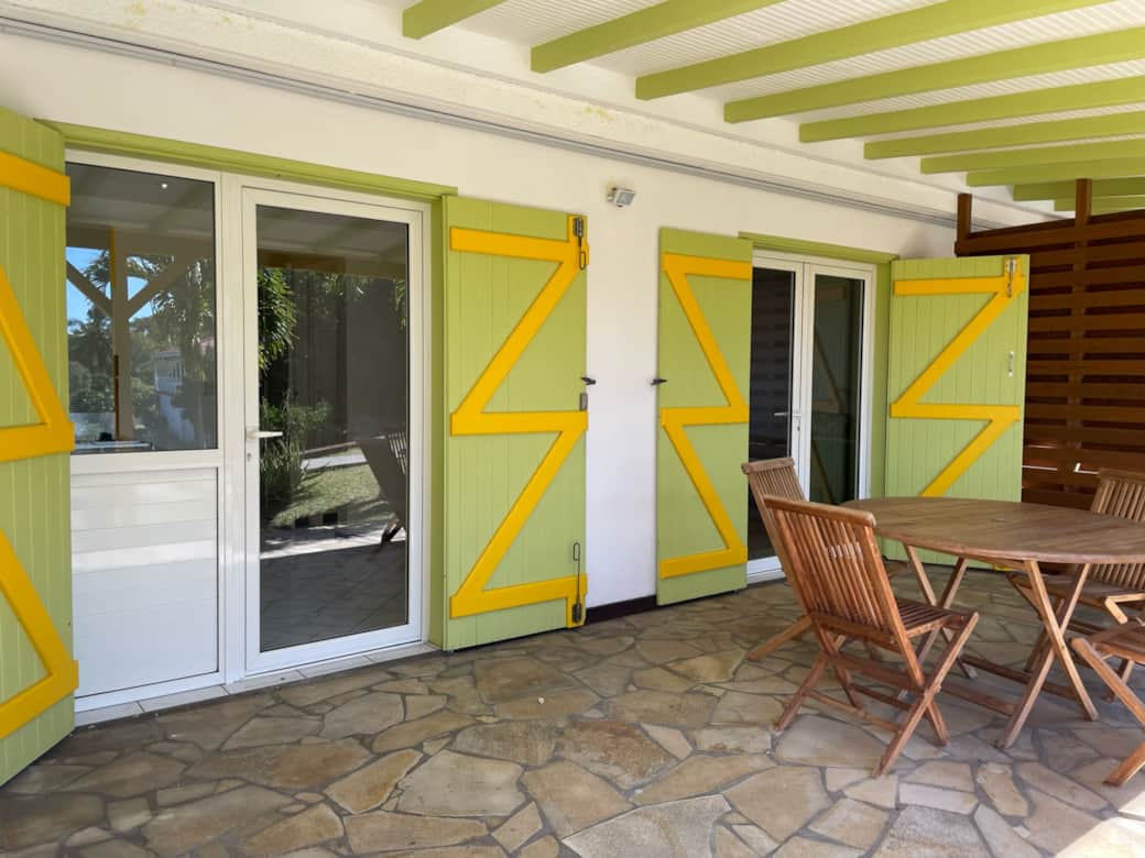 Jardin sur mer Appartement PASSIFLORE veranda 01