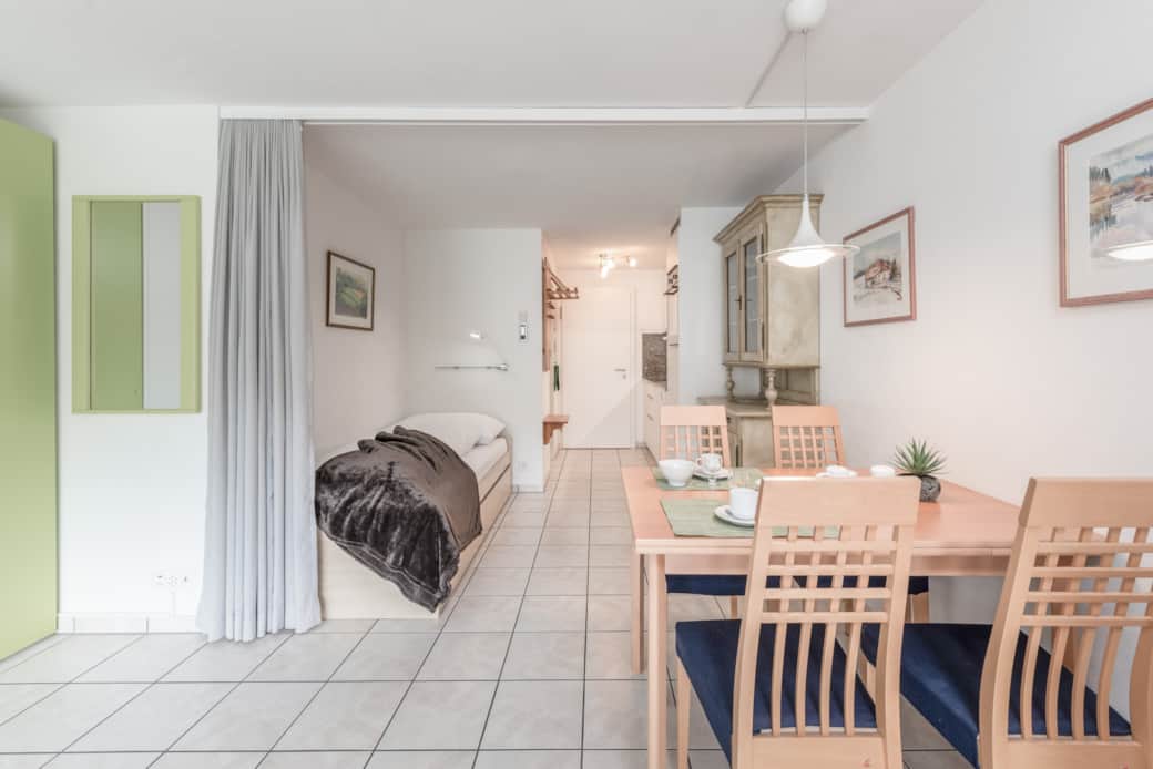 Essbereich mit Einzelbett Essbereich mit Einzelbett