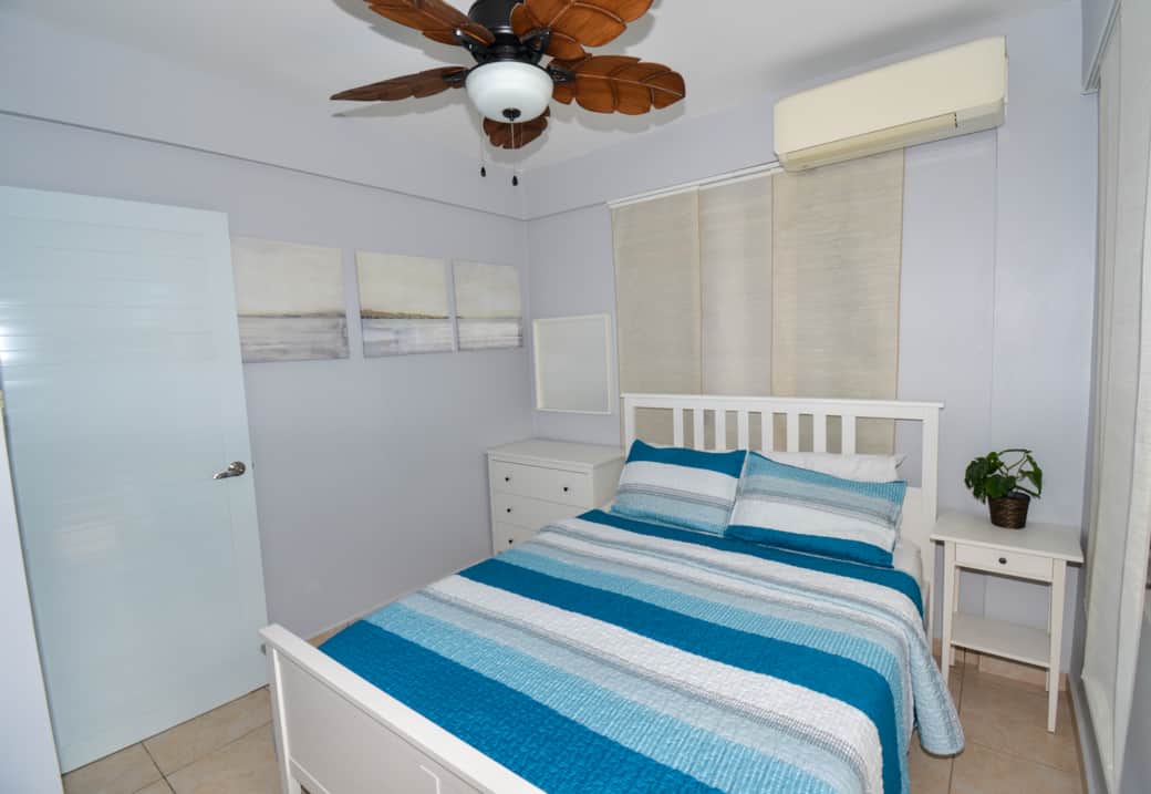 Bedroom (queen size bed)