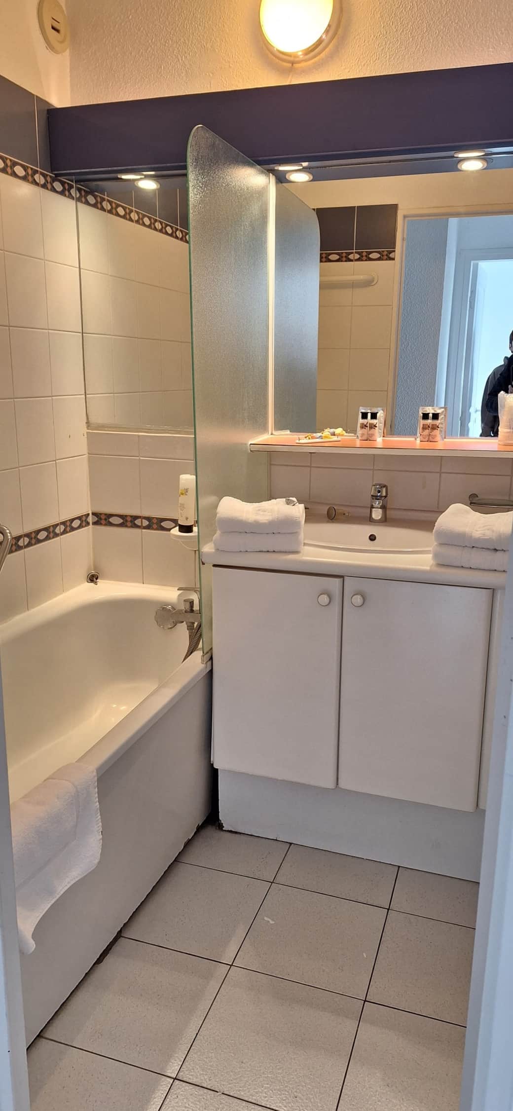 Salle de bain avec baignoire