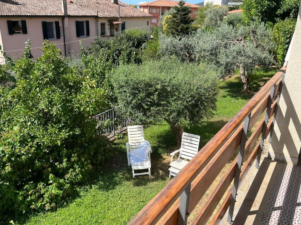 Giardino con lettini prendisole