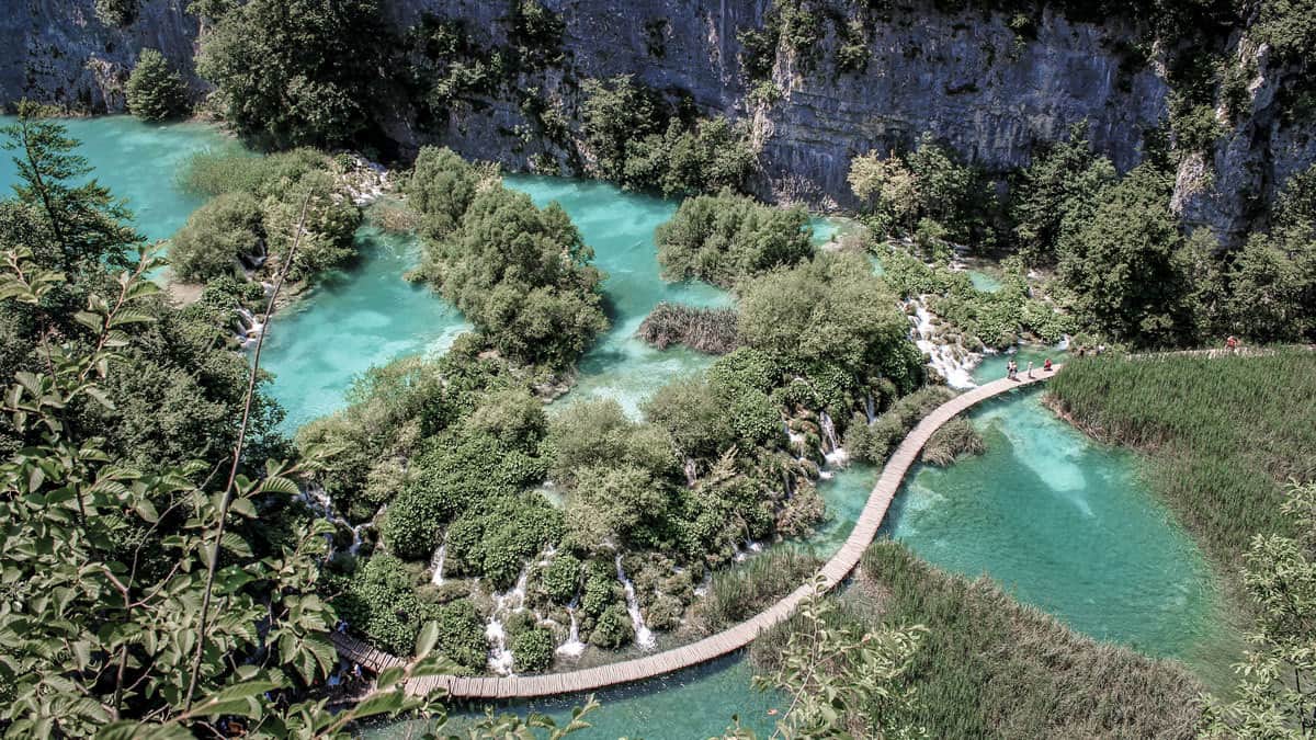 Holzstege und Wasserfälle im Nationalpark Plitvicer Seen