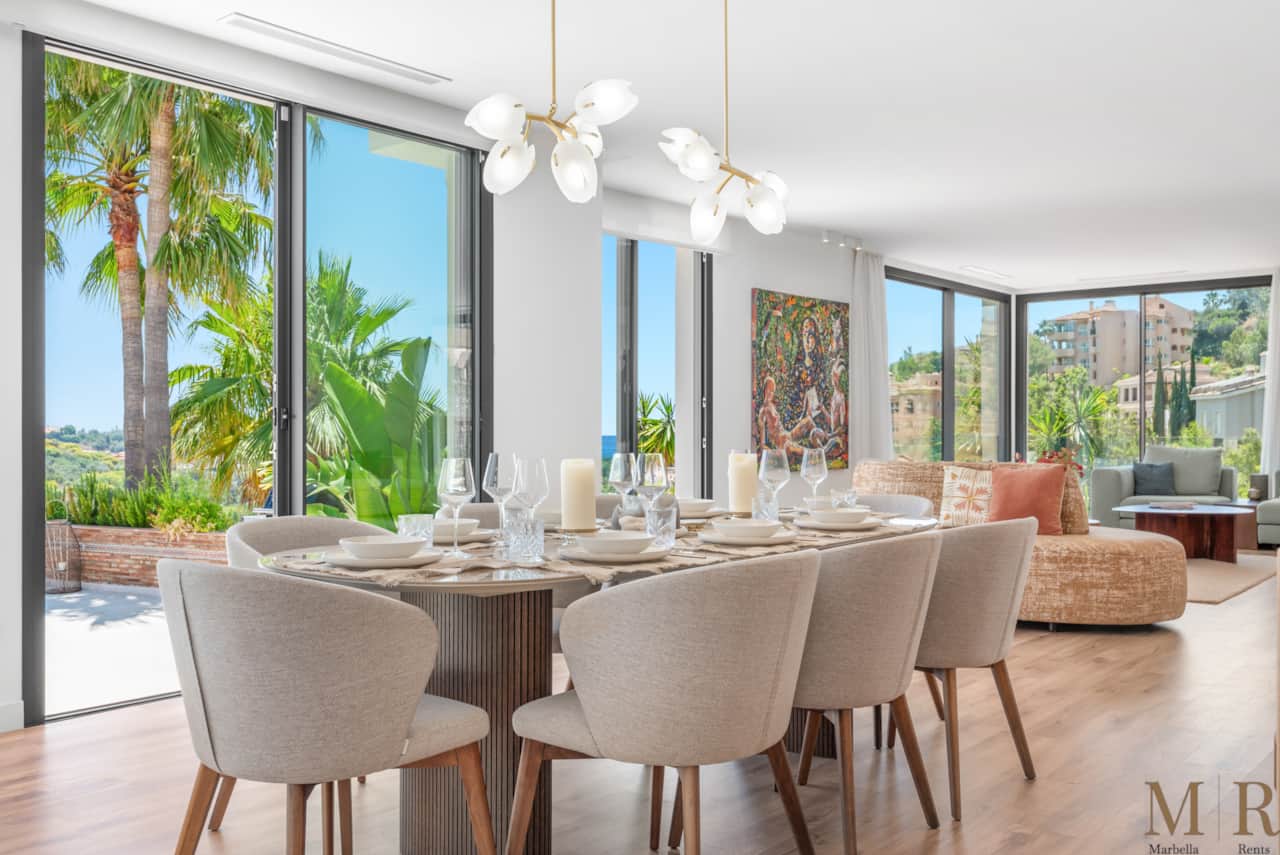 Indoor dinning area. 