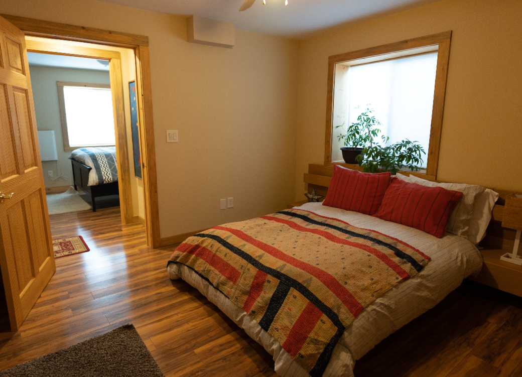 bedroom 1 queen bed