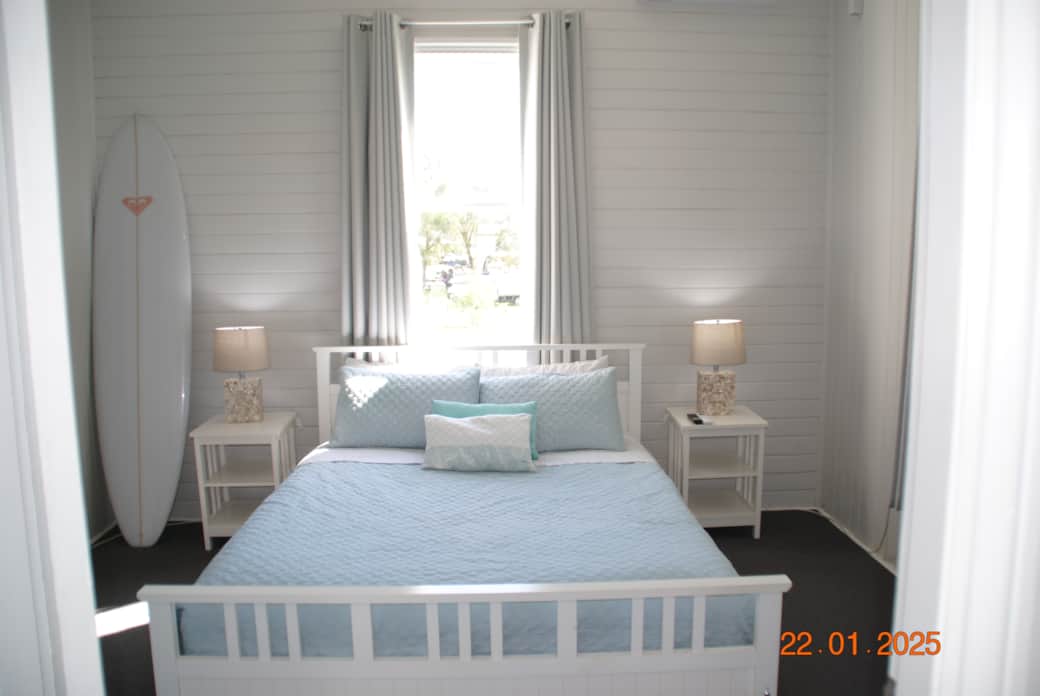 Bedroom 1 - Queen bed