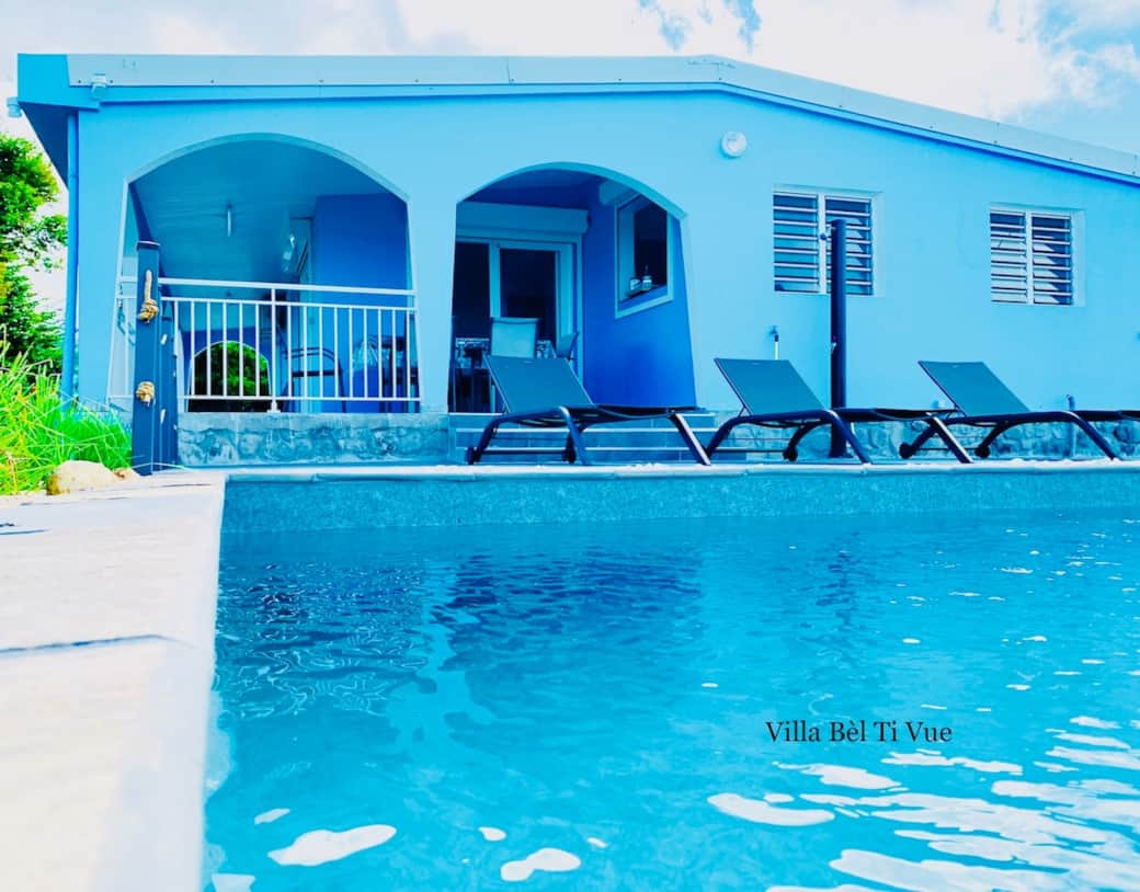 Détendez-vous dans cette belle piscine et admirez la vue imprenable. 