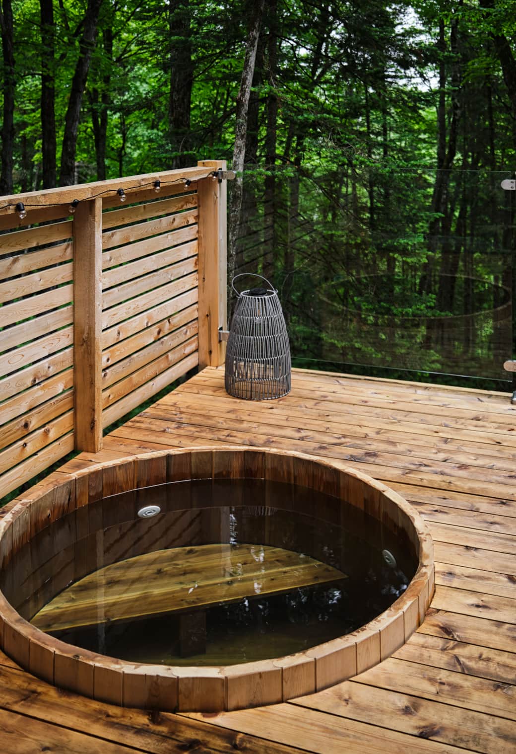 Votre spa privé en cèdre, entouré de vues sur la forêt. Crédit photo: @camille_labonte