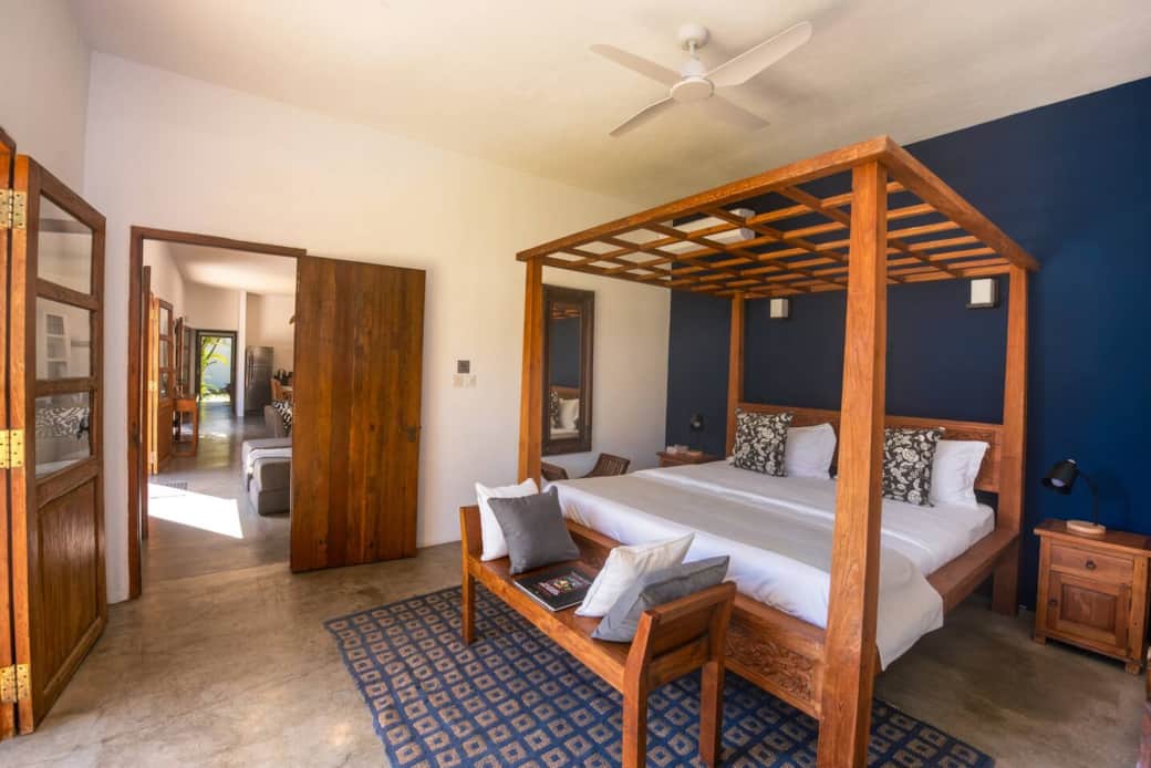 Bedroom with en-suite bathroom and direct access to the garden and pool Bedroom with en-suite bathroom and direct access to the garden and pool