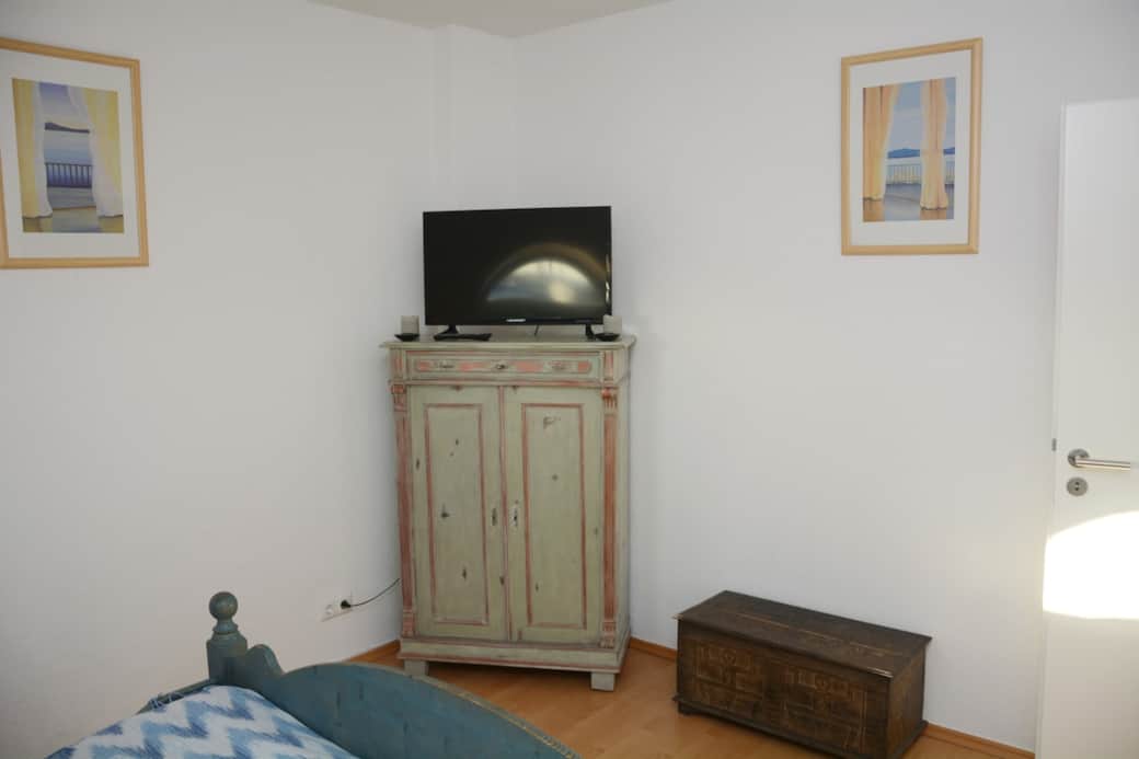 Fernseher im großen Schlafzimmer