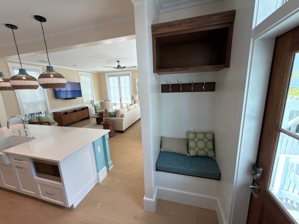 Entry Nook
A built-in drop zone just inside the side entrance, featuring a bench for putting on or removing shoes, hooks for hats and light jackets, and an upper shelf for convenient everyday storage.