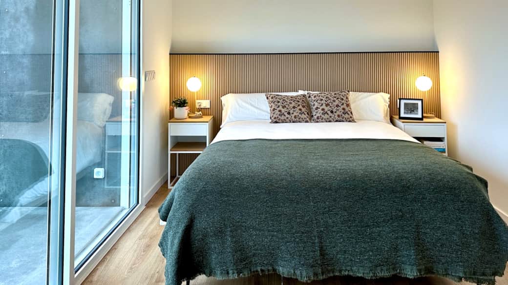 Dormitorio Acogedor con Ventanales al Bosque y al Mar: Calma y Naturaleza en Estado Puro Dormitorio Acogedor con Ventanales al Bosque y al Mar: Calma y Naturaleza en Estado Puro