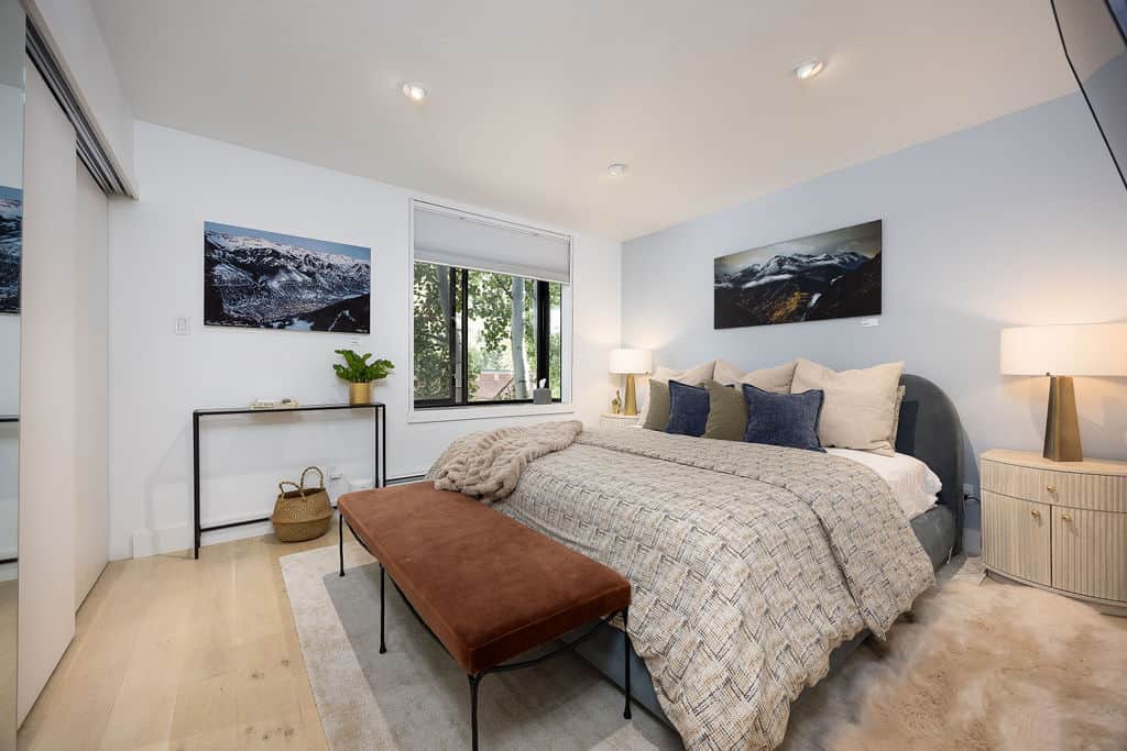 King bed with north facing window