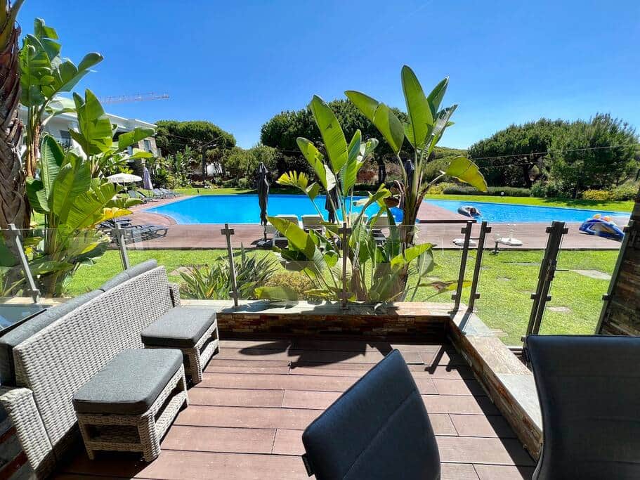 Terrasse avec vue sur la piscine Terrasse avec vue sur la piscine