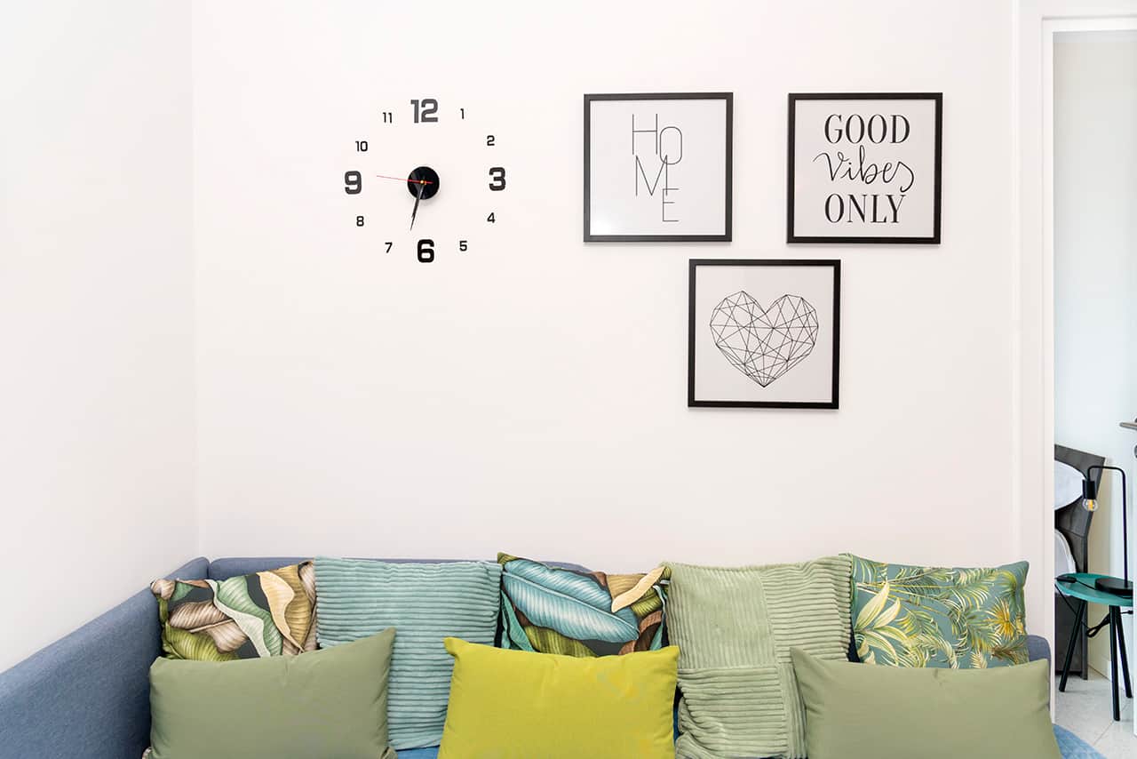 Bright Living Room with Sofa Bed, Smart TV & Air Conditioning