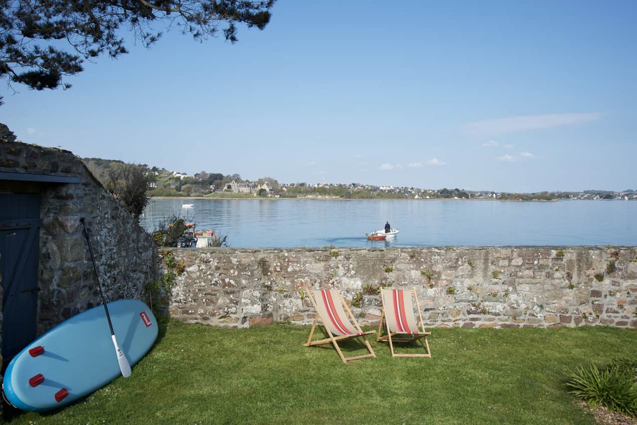 Le jardin au bord de l'anse de Beauport en baie de Paimpol à marée haute