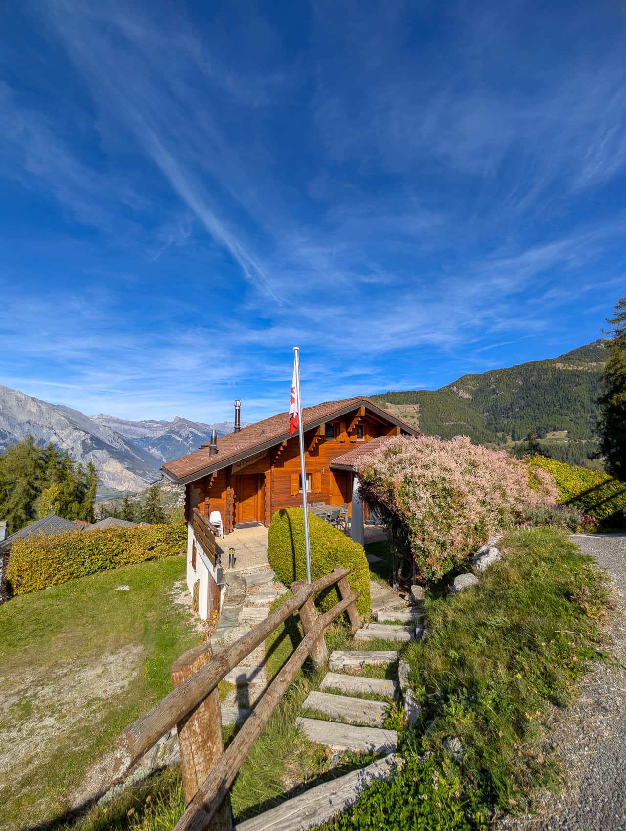 Vue d’ensemble du chalet, alliance parfaite entre confort et charme alpin.