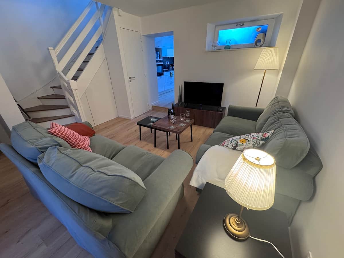 2 canapés douillets, lumières tamisées, coussins et plaids.