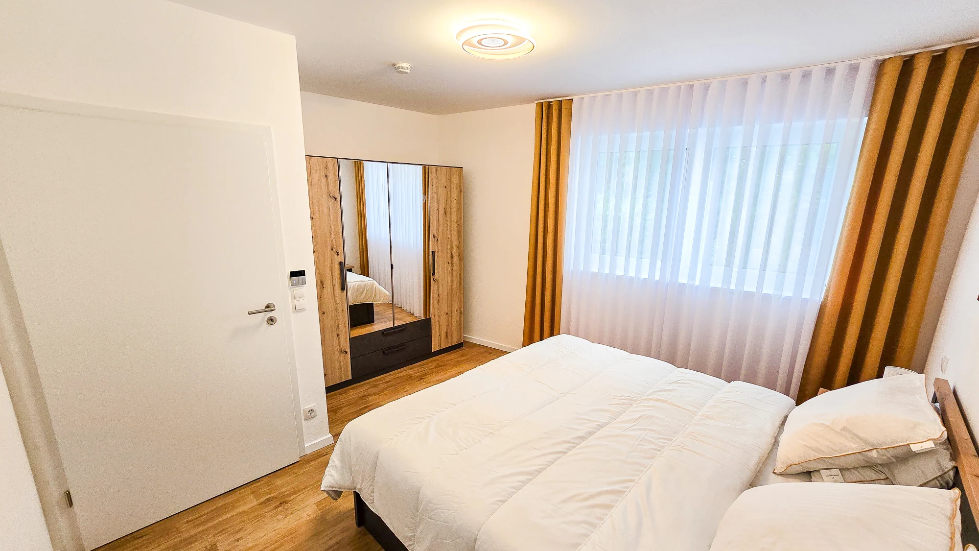 frensdorf-apartments-a1-schlafzimmer-doppelbett-01.png