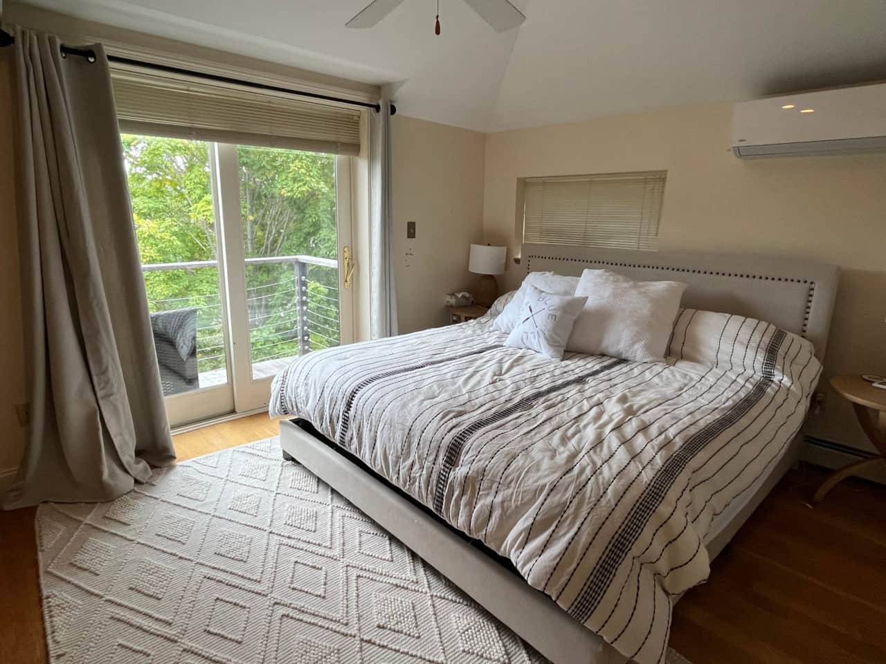 King bedroom with balcany