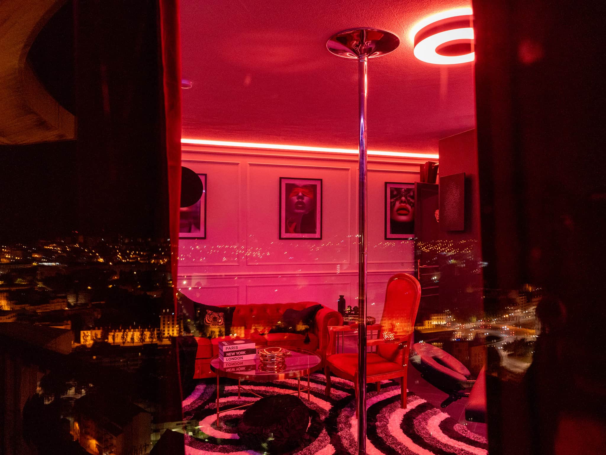 https://l.icdbcdn.com/oh/b8fb9363-9903-4c85-97d4-4d1fa982c2d3.jpg?w=2080-7