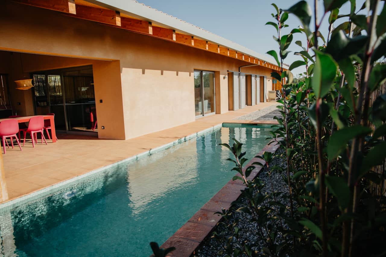 Piscina salina junto al porche y la vegetación