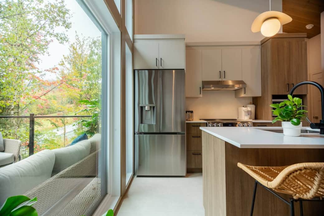 Cuisine moderne et entièrement équipée, ouverte sur le salon — espace convivial pour cuisiner et se 