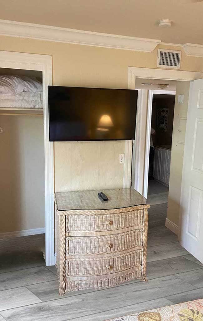Flat screen TV & ample closet space in both bedrooms