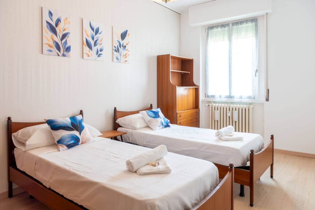 Camera da letto con 2 letti singoli, biancheria e kit shampoo, bagnoschiuma