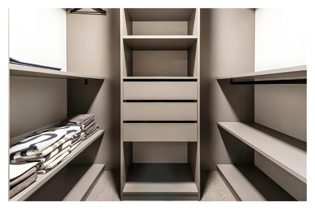 Begehbarer Kleiderschrank