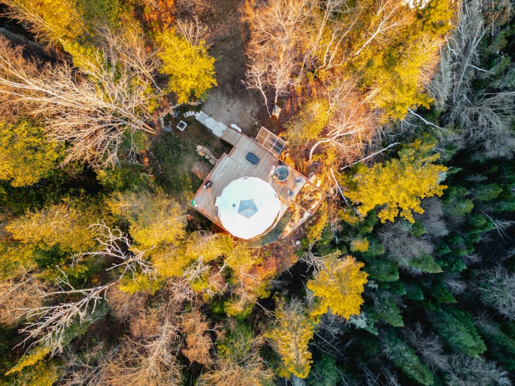 Vue aérienne du dôme et de sa grande terrasse pour un espace de vie extérieur spacieux