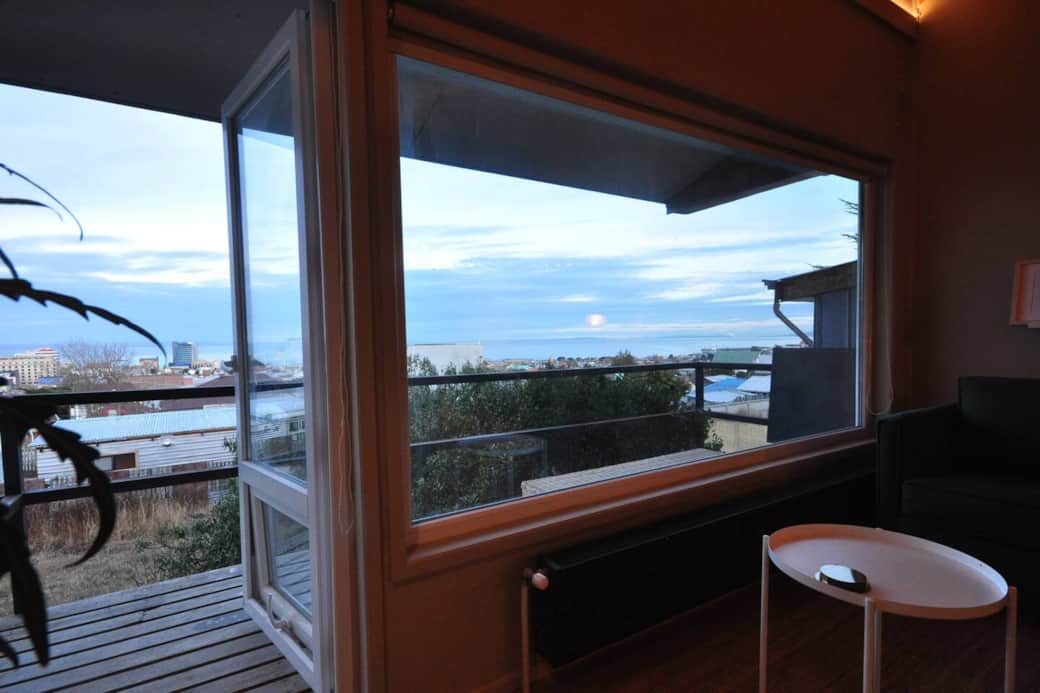 La sala cuenta con una vista espectacular al Estrecho de Magallanes. Te invitamos a disfrutar del descanso en The Passenger. No te arrepentirás !