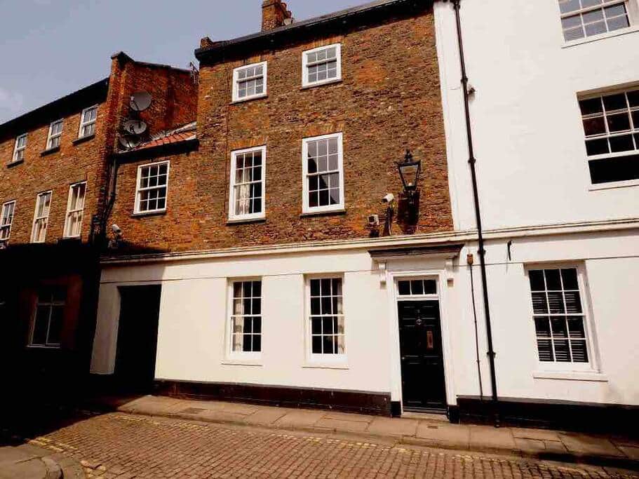 Georgian townhouse, apartment 2. Georgian townhouse, apartment 2.
