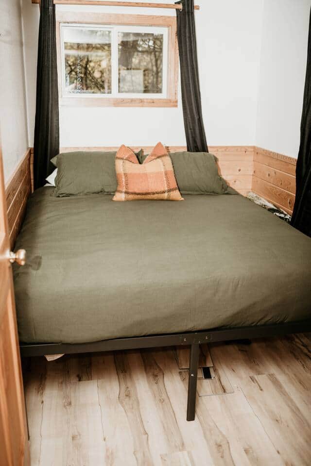 Bedroom with 1 queen bed