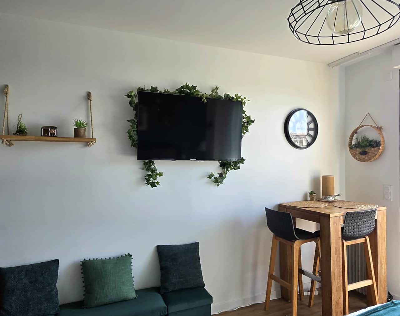 Tv connectée avec Netflix et table au "Studio Vert"