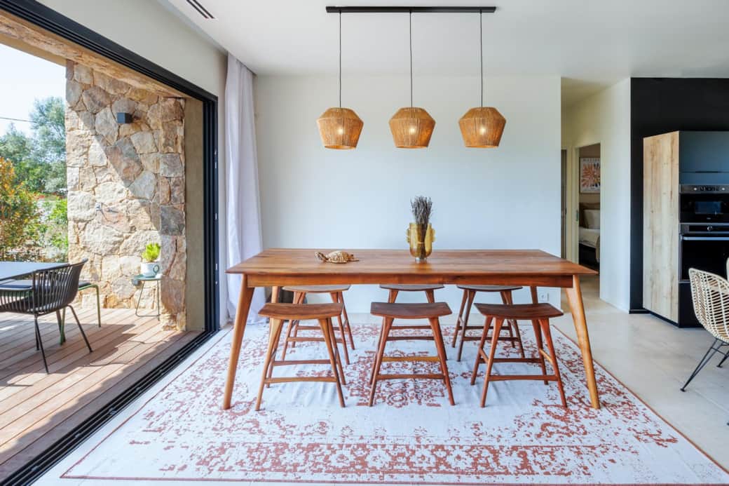 Espace repas convivial avec vue et accès direct à la terrasse