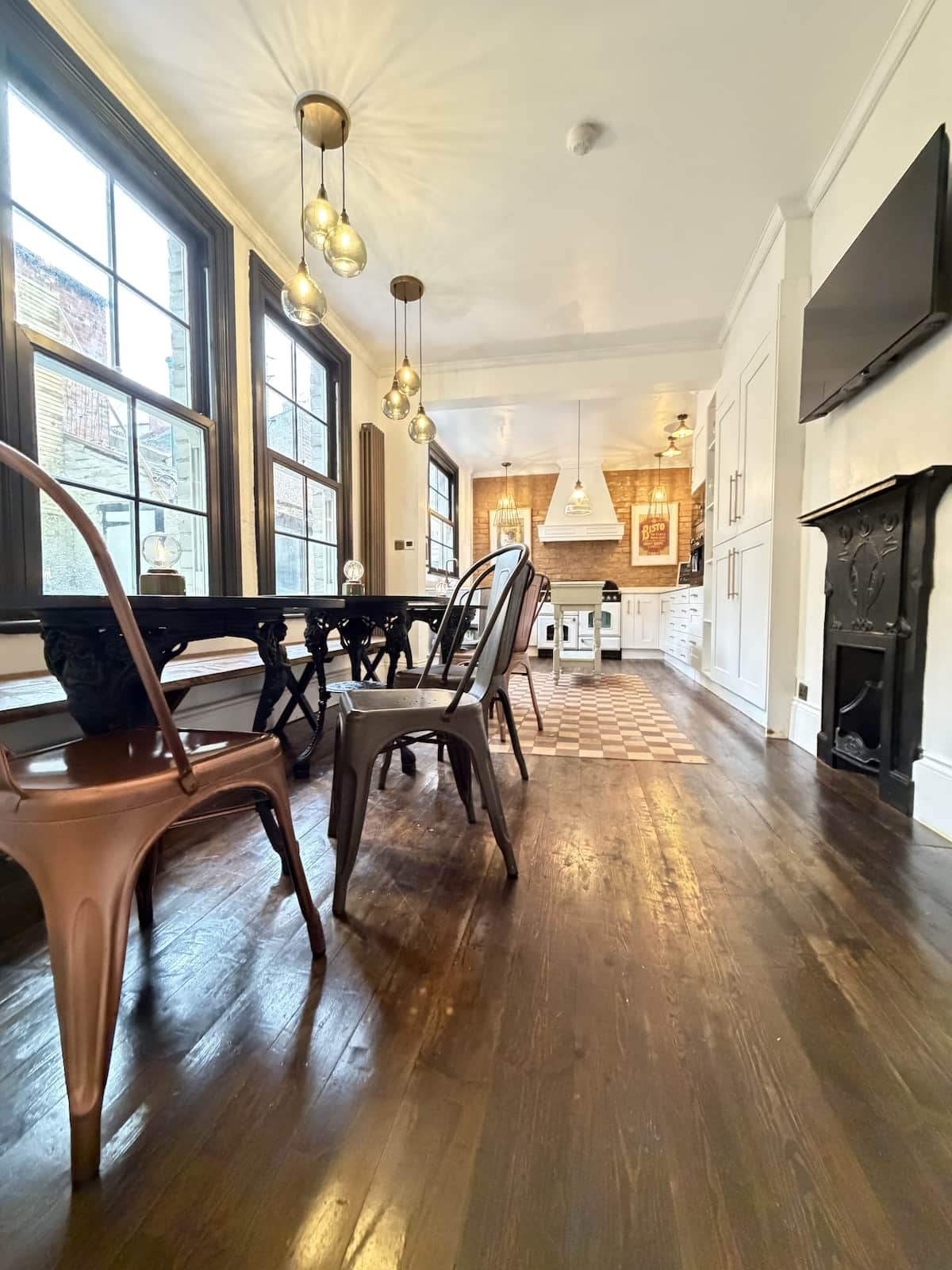 Luxe fully renovated cafe-style kitchen