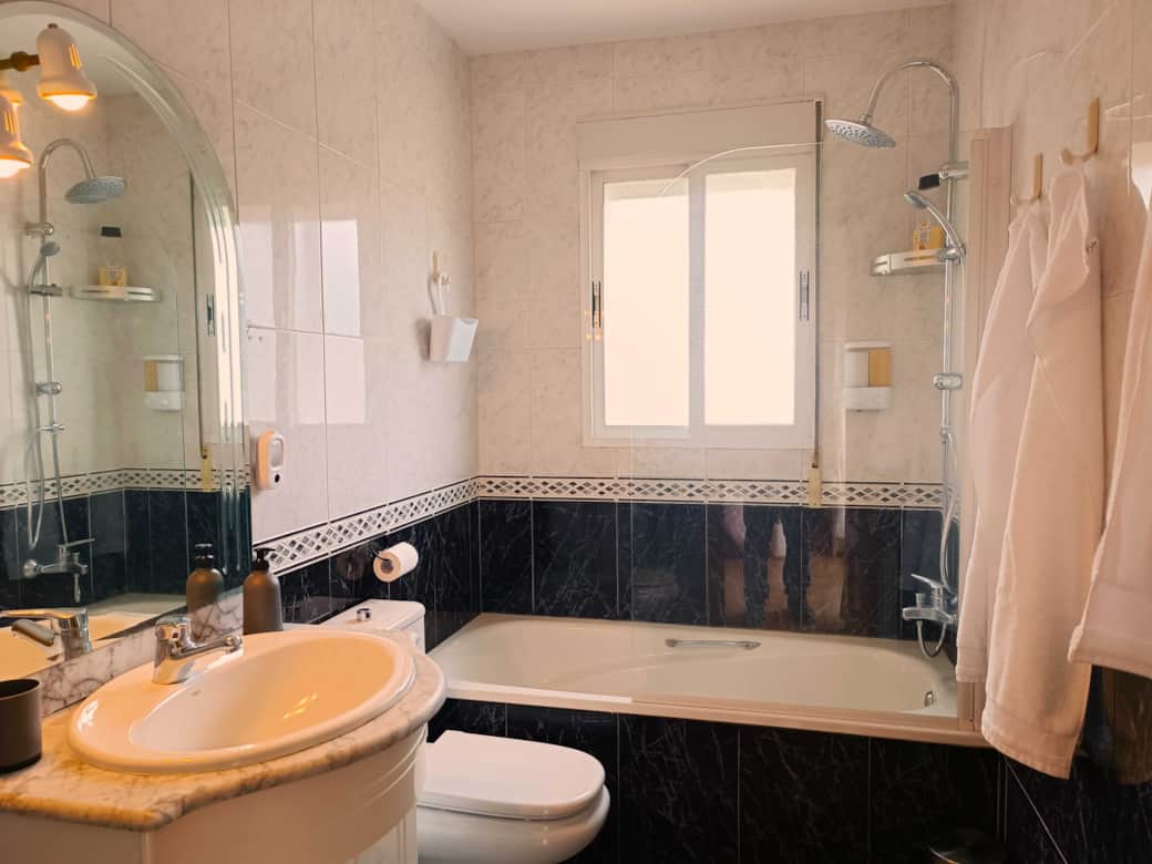 Baño completo casa rural alquiler becerril de la sierra baño 1