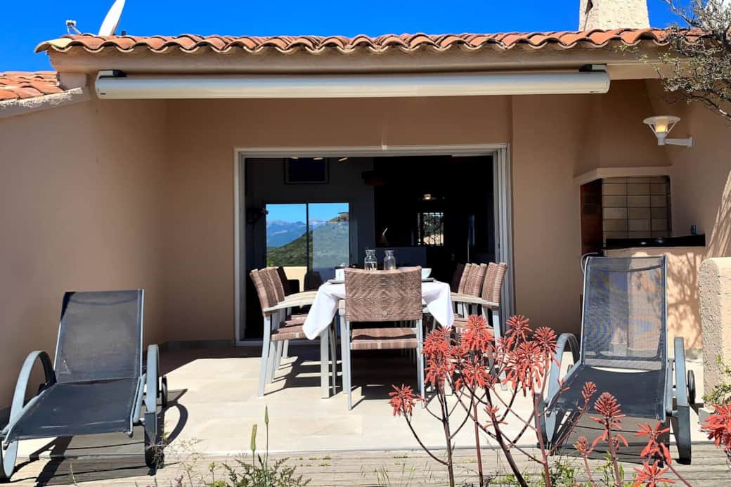 La terrasse côté mer.