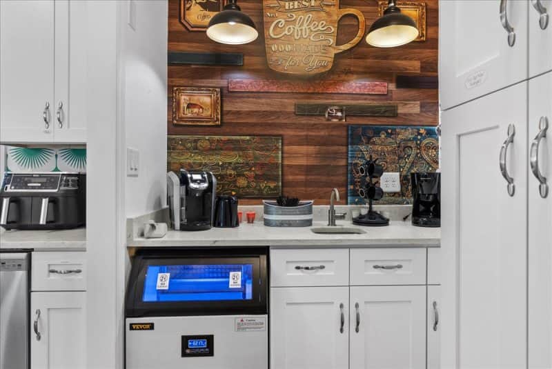 Beverage station with Ice Machine