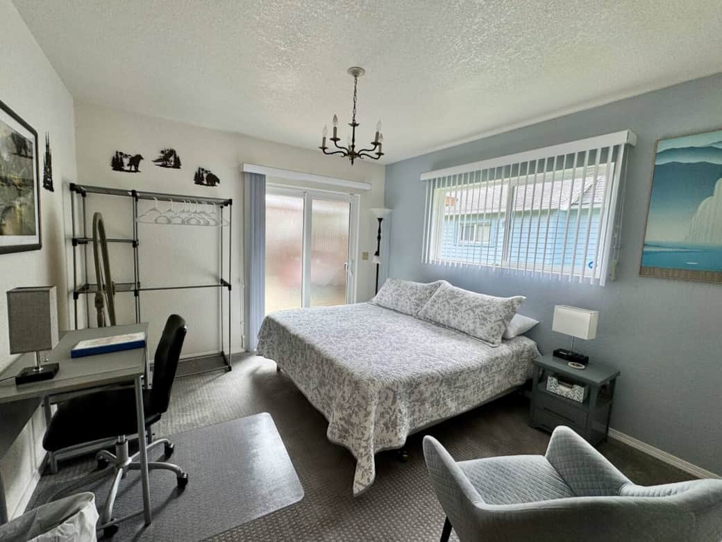 King/Extra Large Double bed, Furnishings and Slider to Deck/Pergola exclusive to Rufus