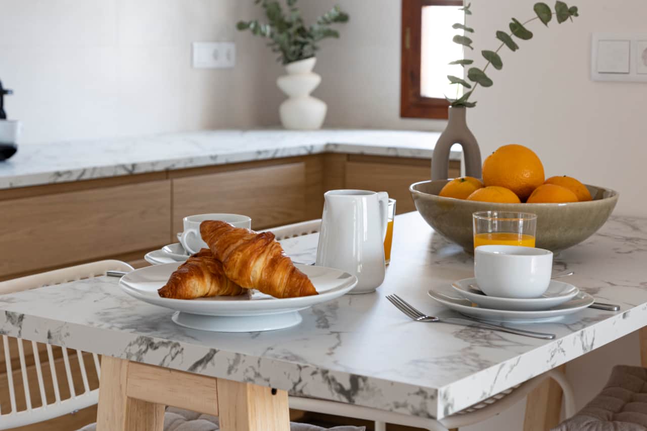 Desayuno en Casa Solf Villamartín con cocina equipada y ambiente mediterráneo