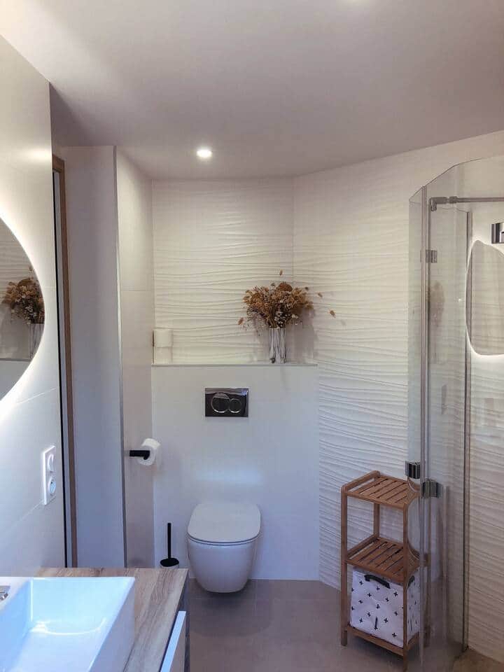 Salle d’eau complète avec WC suspendu, douche à l’italienne et rangements pratiques. Design épuré et décoration soignée. À 10 min à pied du centre historique et de la plage de Collioure, et à proximité de la gare