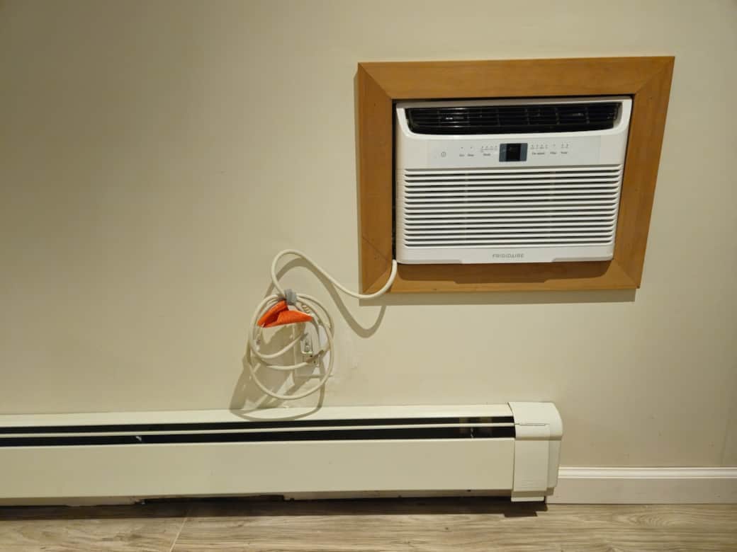 Brand new Frigidaire A/C unit. Quiet and powerful.
