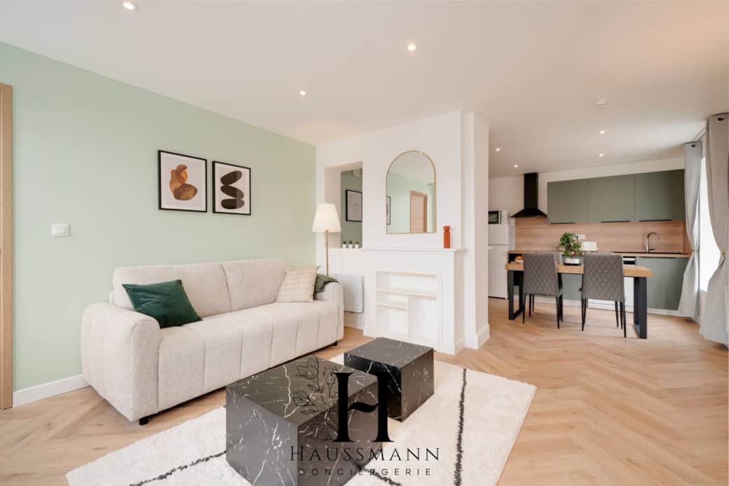 Profitez d’un espace de vie confortable, doté d’un canapé convertible, d’un fauteuil cosy, d’une TV 4K grand format et du Wi-Fi rapide. Profitez d’un espace de vie confortable, doté d’un canapé convertible, d’un fauteuil cosy, d’une TV 4K grand format et du Wi-Fi rapide.