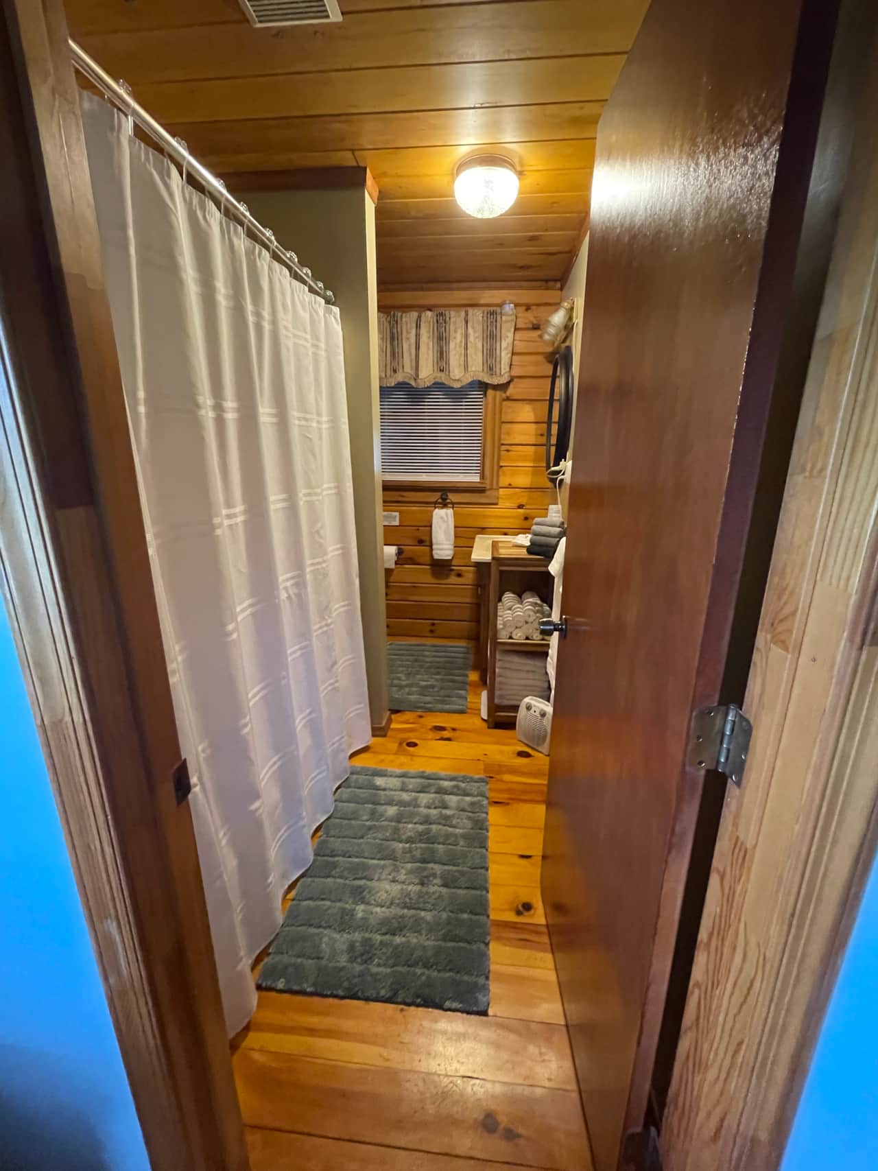 002 FV Cabin Bathroom