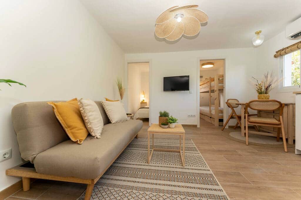 Sala de estar con sofá cama y comedor amplios